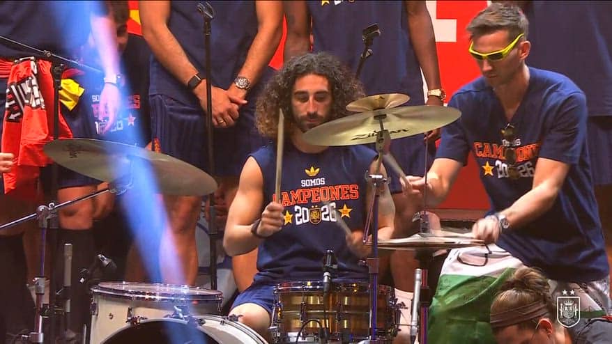 Cucurella diventa batterista nella festa della Spagna