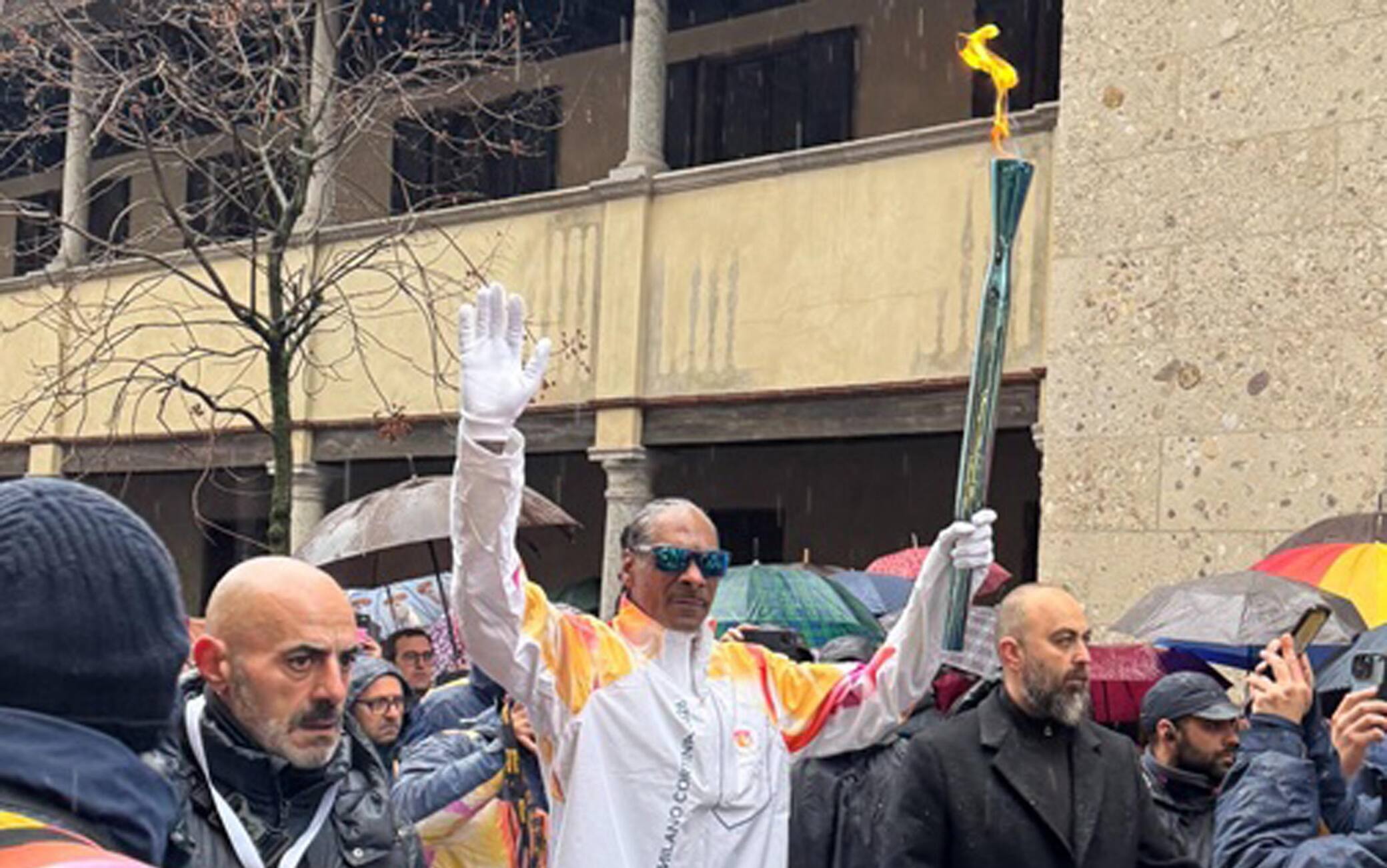Olimpiadi, Snoop Dogg accende e porta la torcia olimpica a Gallarate. VIDEO
