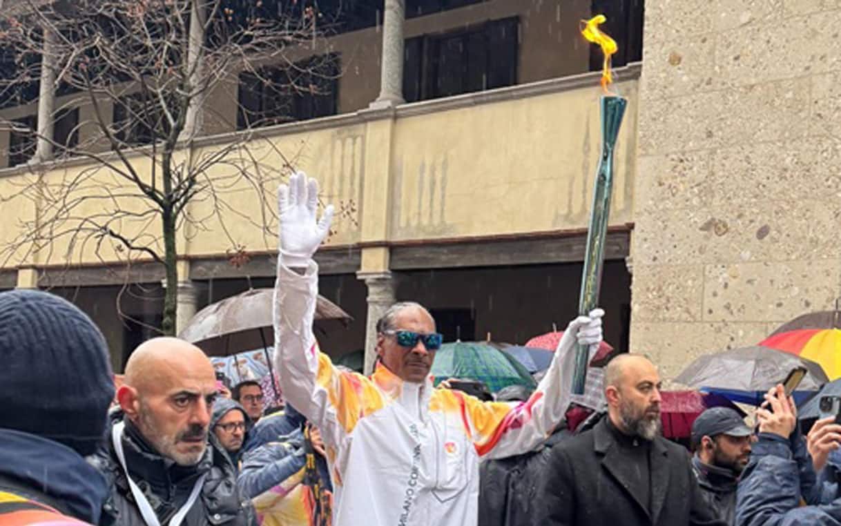 https://sport.sky.it/assets/images/6e5e806ee4a8cf03f98126fd53d5e3844db4164c/skysport/it/olimpiadi/video/2026/02/04/olimpiadi-milano-cortina-snoop-dogg-galalrate-1071889/snoop_dogg_torcia_olimpica_ansa_COPERTINA.jpg?im=Resize,width=1218