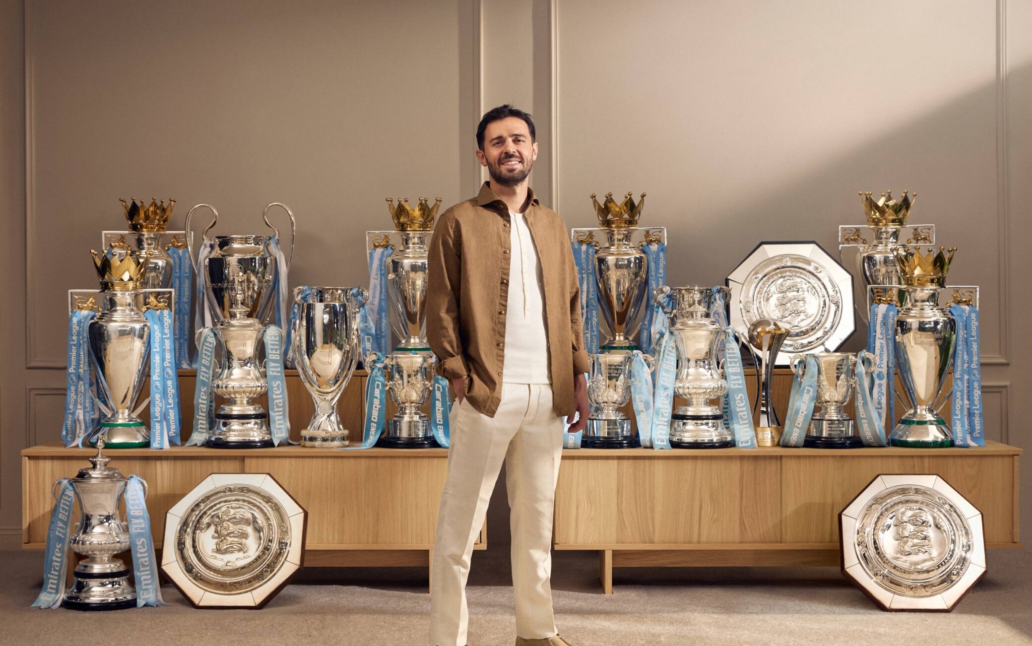 Il City saluta Bernardo Silva: foto con i trofei