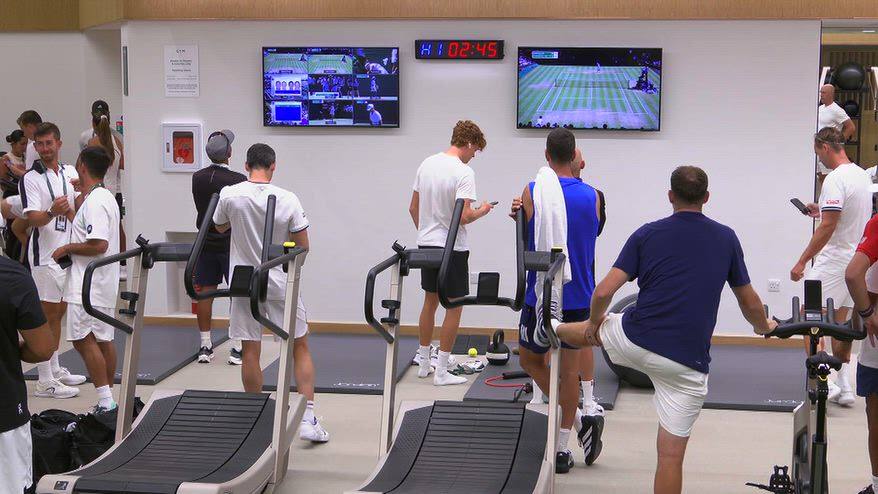Djokovic e F1 in tv: l’insolito riscaldamento di Sinner