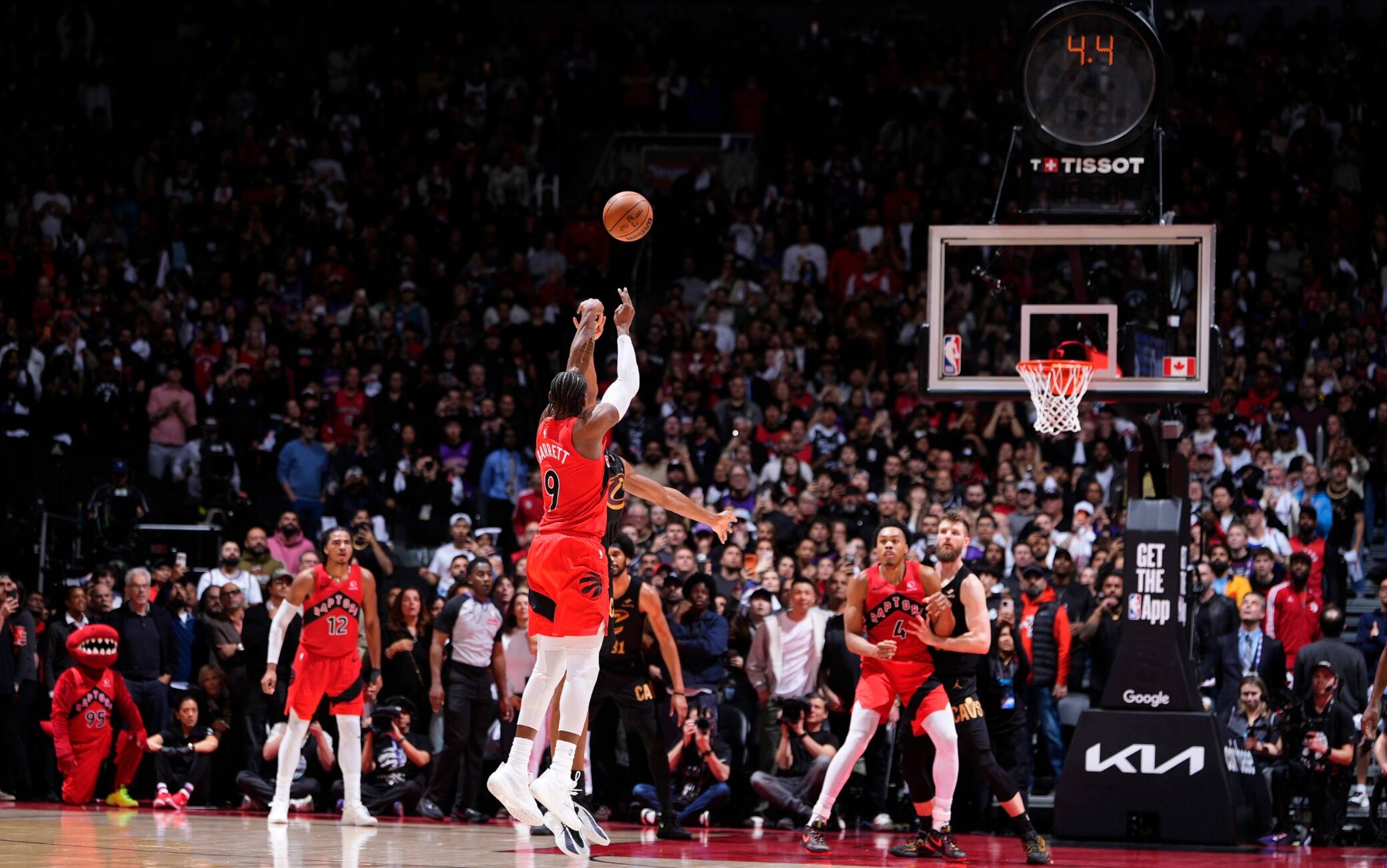 NBA, RJ Barrett come Kawhi: rimbalzo sul ferro e tripla vincente, Toronto esplode. VIDEO