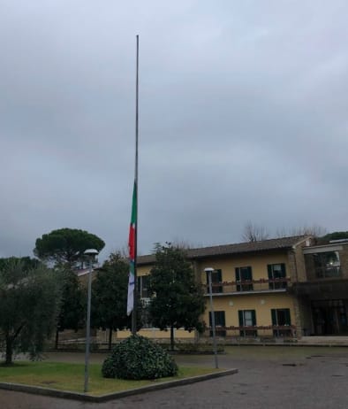 Bandiere a mezz'asta per la morte di Paolo Rossi