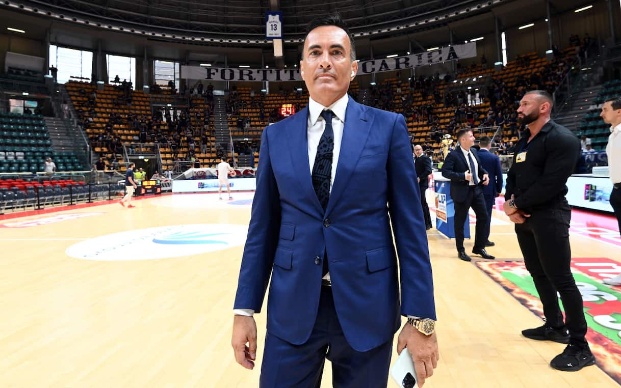 https://sport.sky.it/assets/images/6f11fc9ff93200fb6d680365df1f9fb60e4500aa/skysport/it/basket/2025/11/24/trapani-shark-basket-penalizzazione/Valerio_Antonini_Ciamillo-Castoria_Trapani.jpg?im=Resize,width=1218