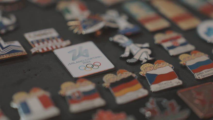 Milano Cortina 2026, tutti pazzi per le spille olimpiche