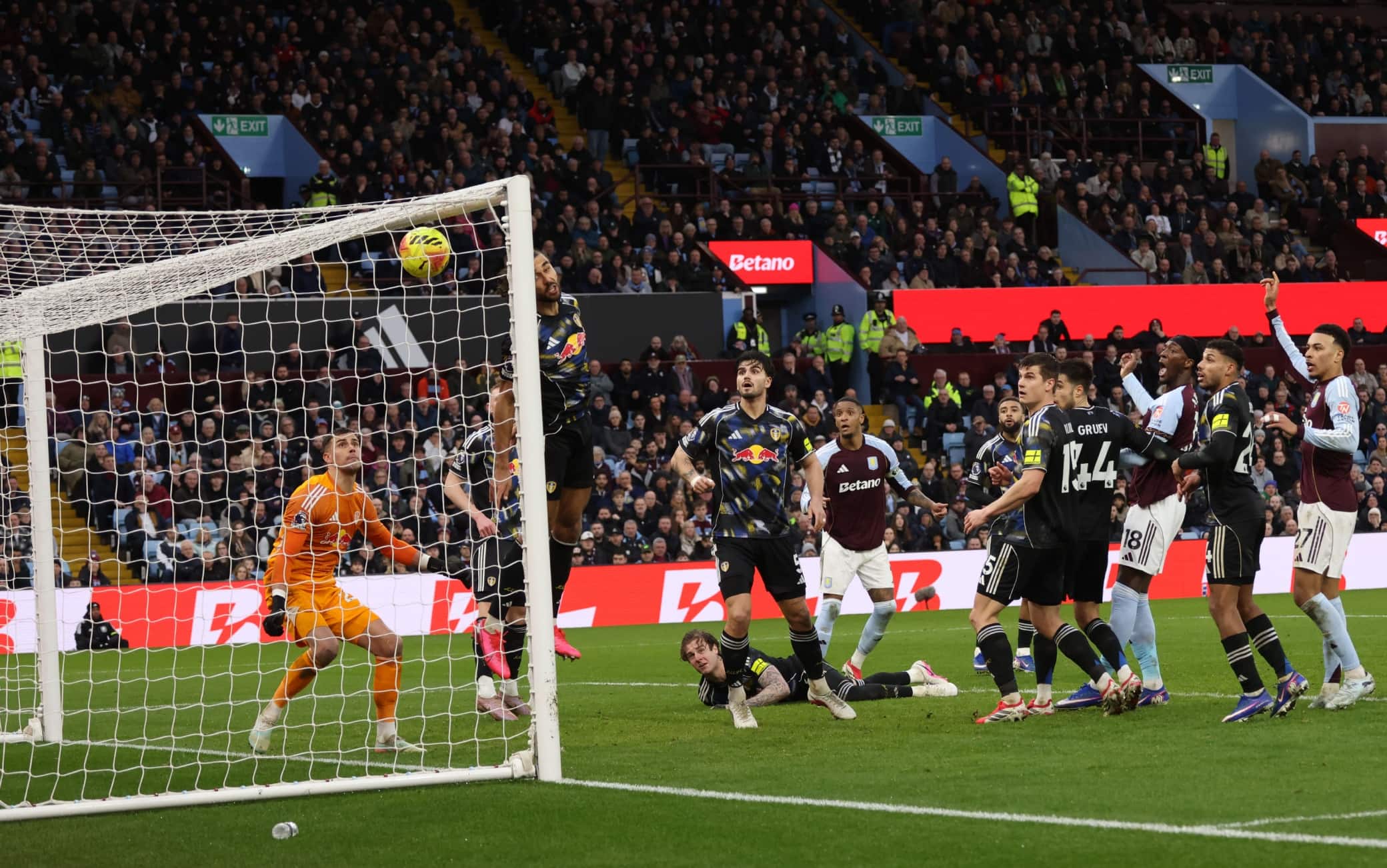 Aston Villa-Leeds, Abraham firma il pari: il gol è di ginocchio. VIDEO