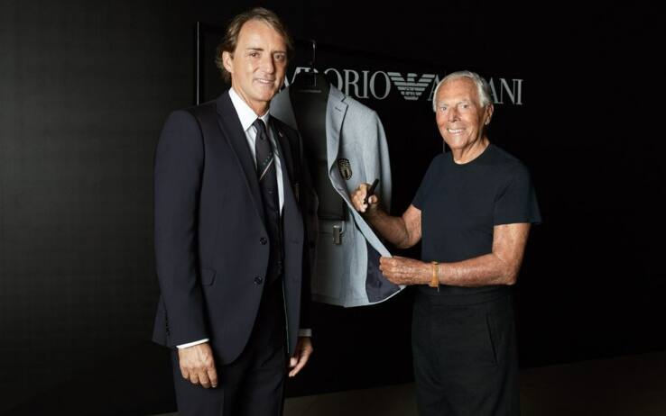 Giorgio Armani firma la giacca del ct Roberto Mancini (Foto Armani)