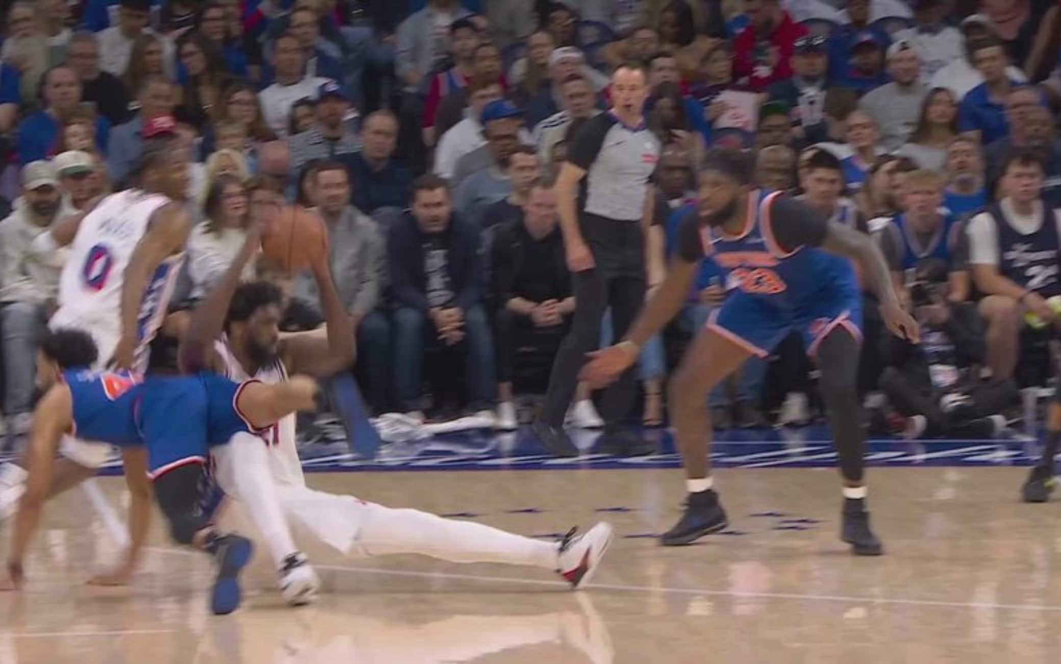 NBA, Embiid esagera con il flopping: fallo in attacco e la panchina di New York esulta