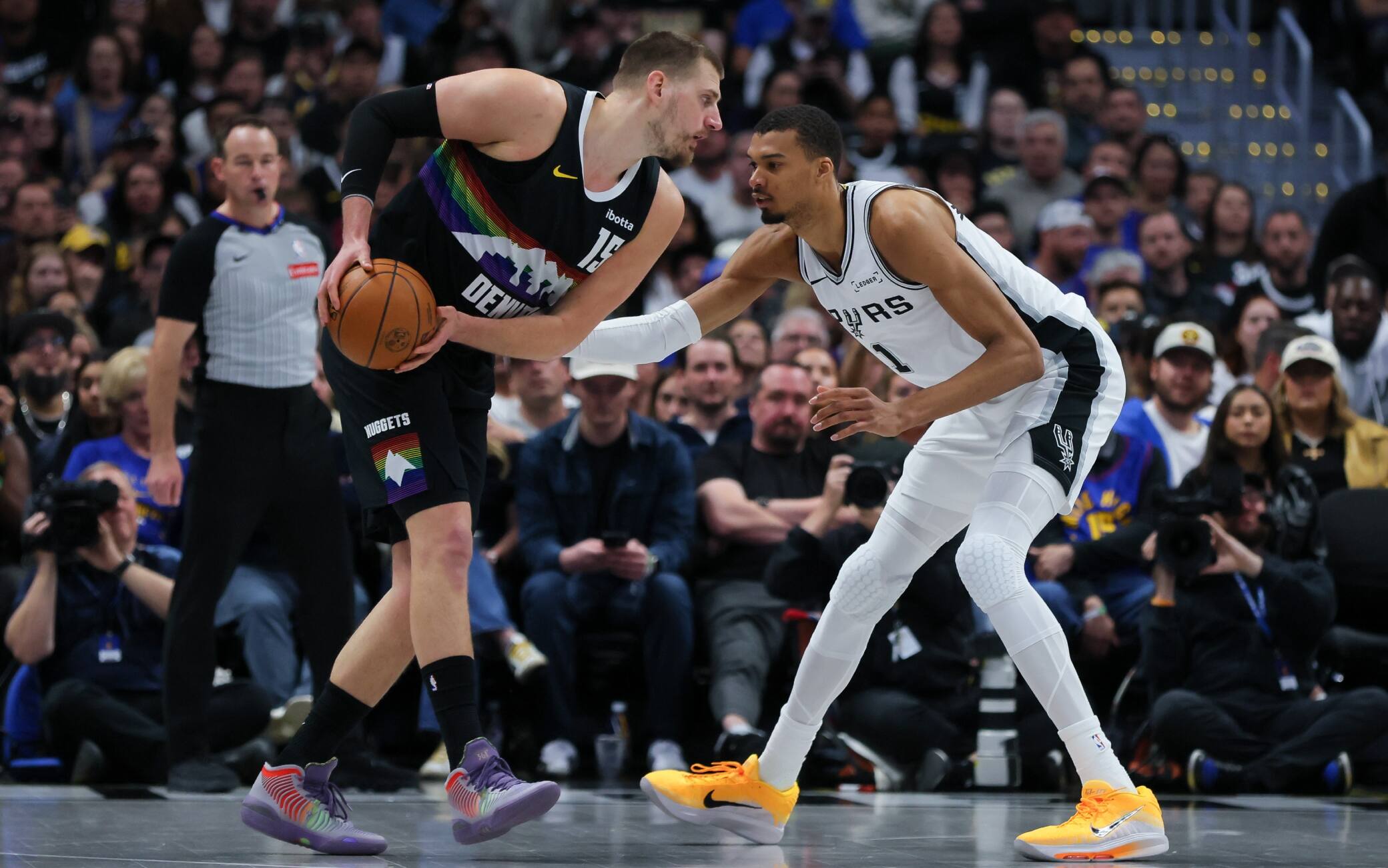 NBA, i risultati della notte: Denver batte gli Spurs all’overtime, vittorie Heat e Pistons