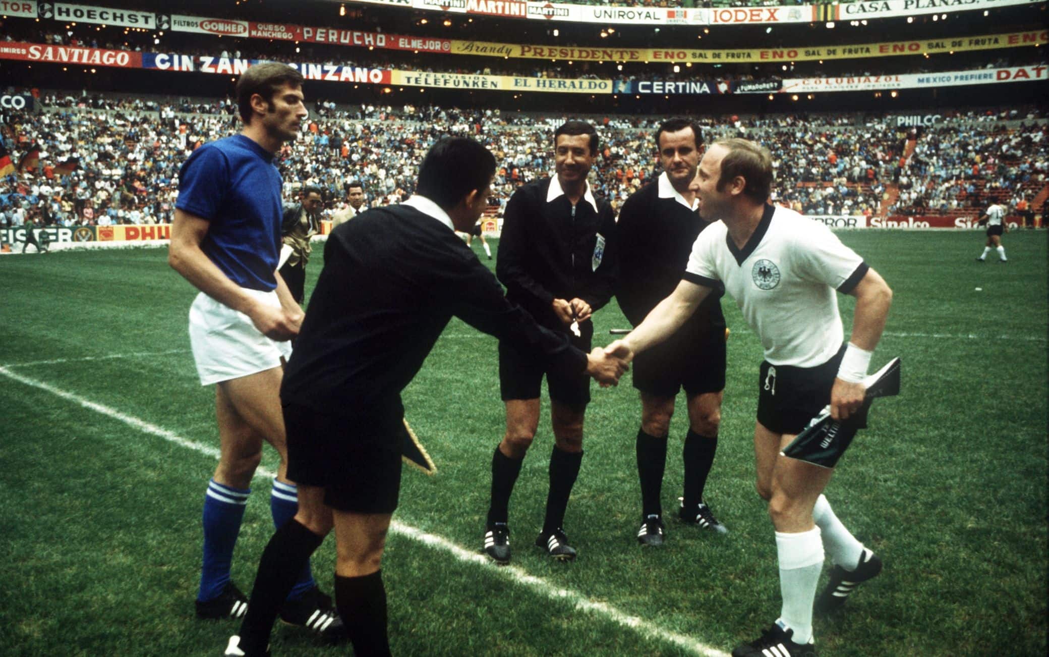 Uwe Seeler con Giacinto Facchetti in Italia-Germania 4-3 del Mondiale del 1970