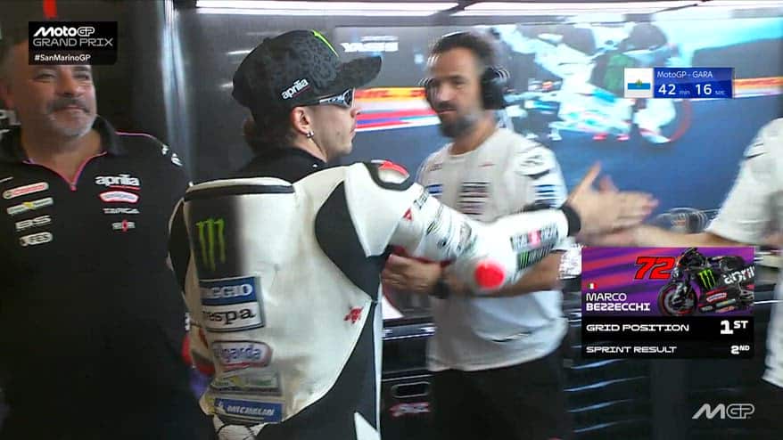 GP Misano, Bezzecchi saluta tutti nel box dell'Aprilia