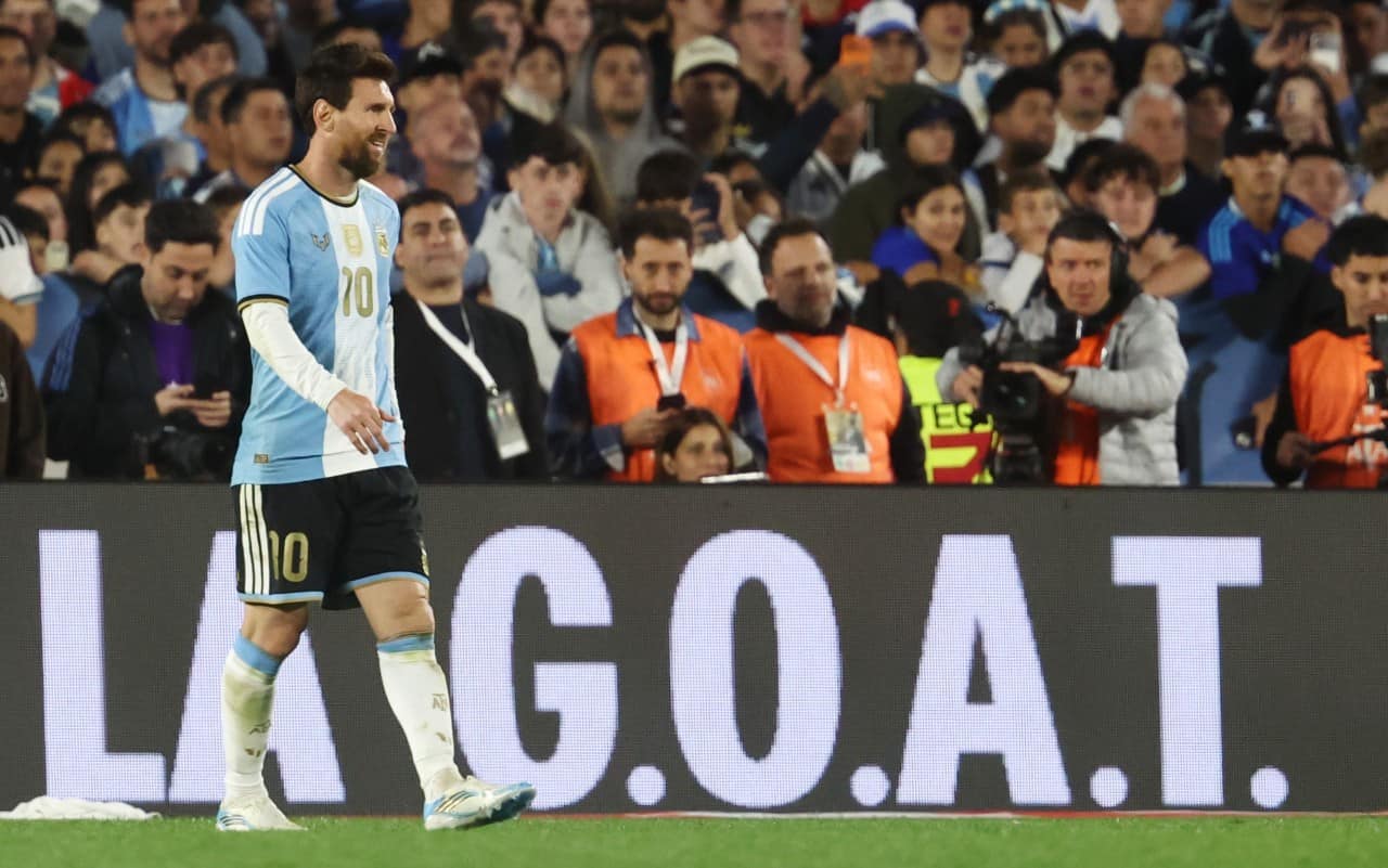 Giro di campo per Messi che saluta il suo popolo argentino, poi l'uscita di scena dal Monumental. Si chiude qui il suo addio all'Argentina. 