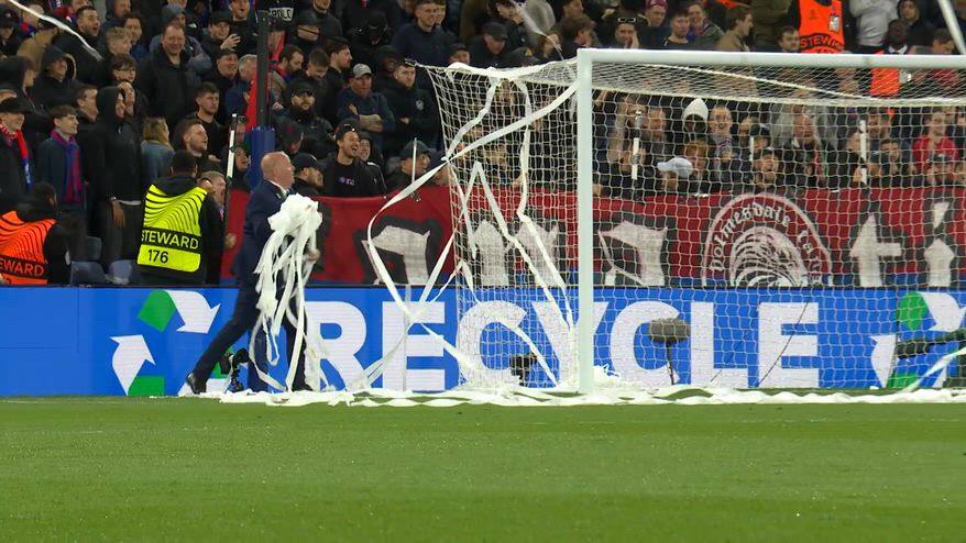 Palace-Fiorentina: "pioggia di carta" e 2° tempo in ritardo
