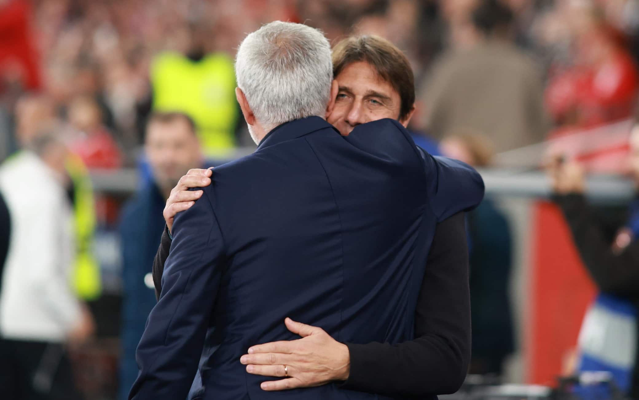 L'abbraccio tra Mourinho e Conte