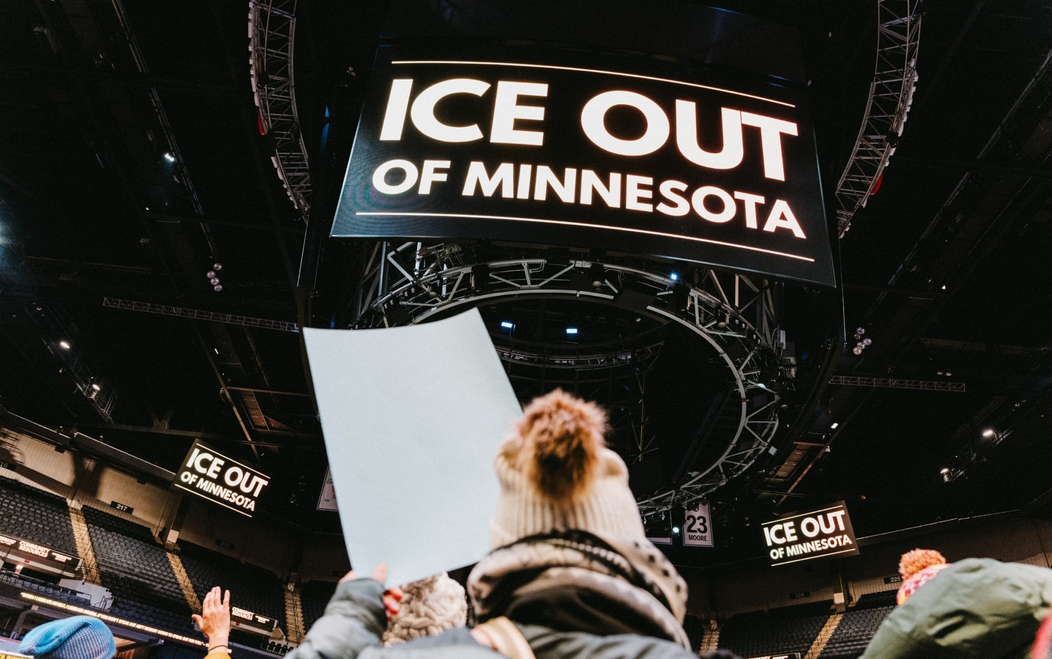 NBA, un altro omicidio e scontri a Minneapolis: rimandata Timberwolves-Warriors: news LIVE
