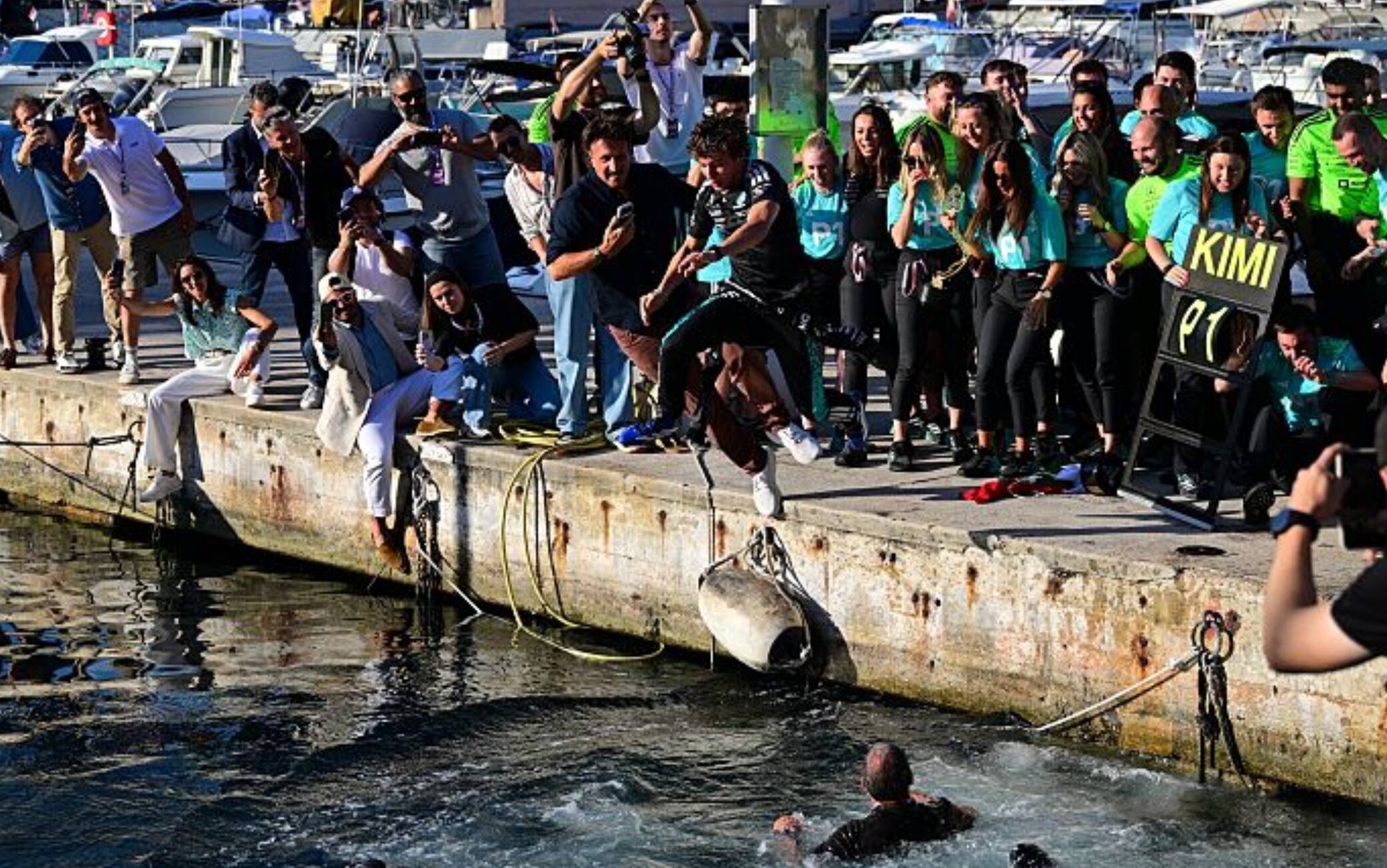 F1, festa Antonelli: dal trionfo al tuffo in mare col papà a Monaco. FOTO