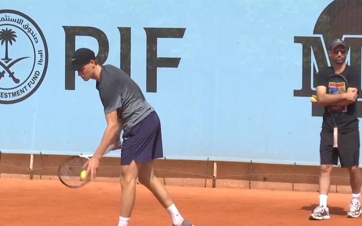 Sinner, allenamento con Etcheverry alla vigilia del debutto al Madrid Open. VIDEO