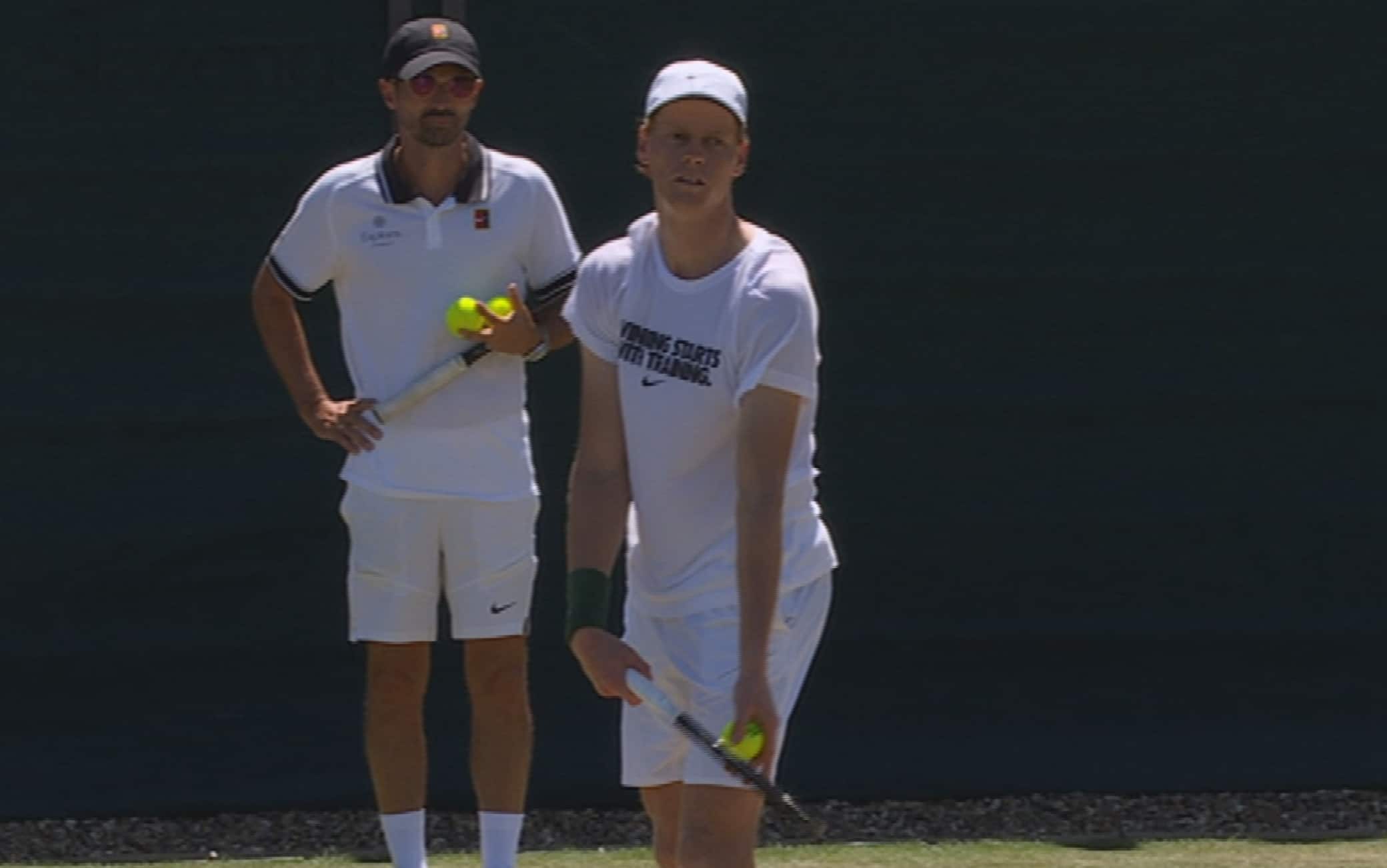Sinner, l'allenamento di oggi a Wimbledon con il n° 1 juniores Guto. VIDEO