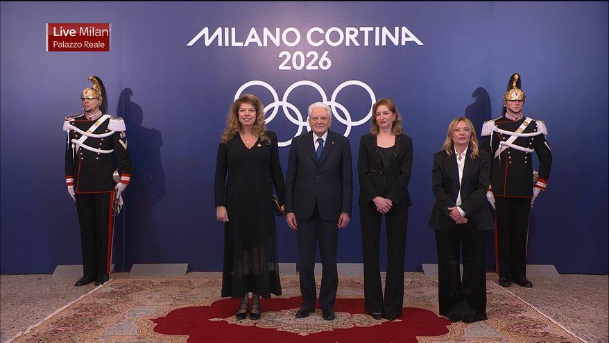 Mattarella accoglie gli ospiti a Palazzo Reale