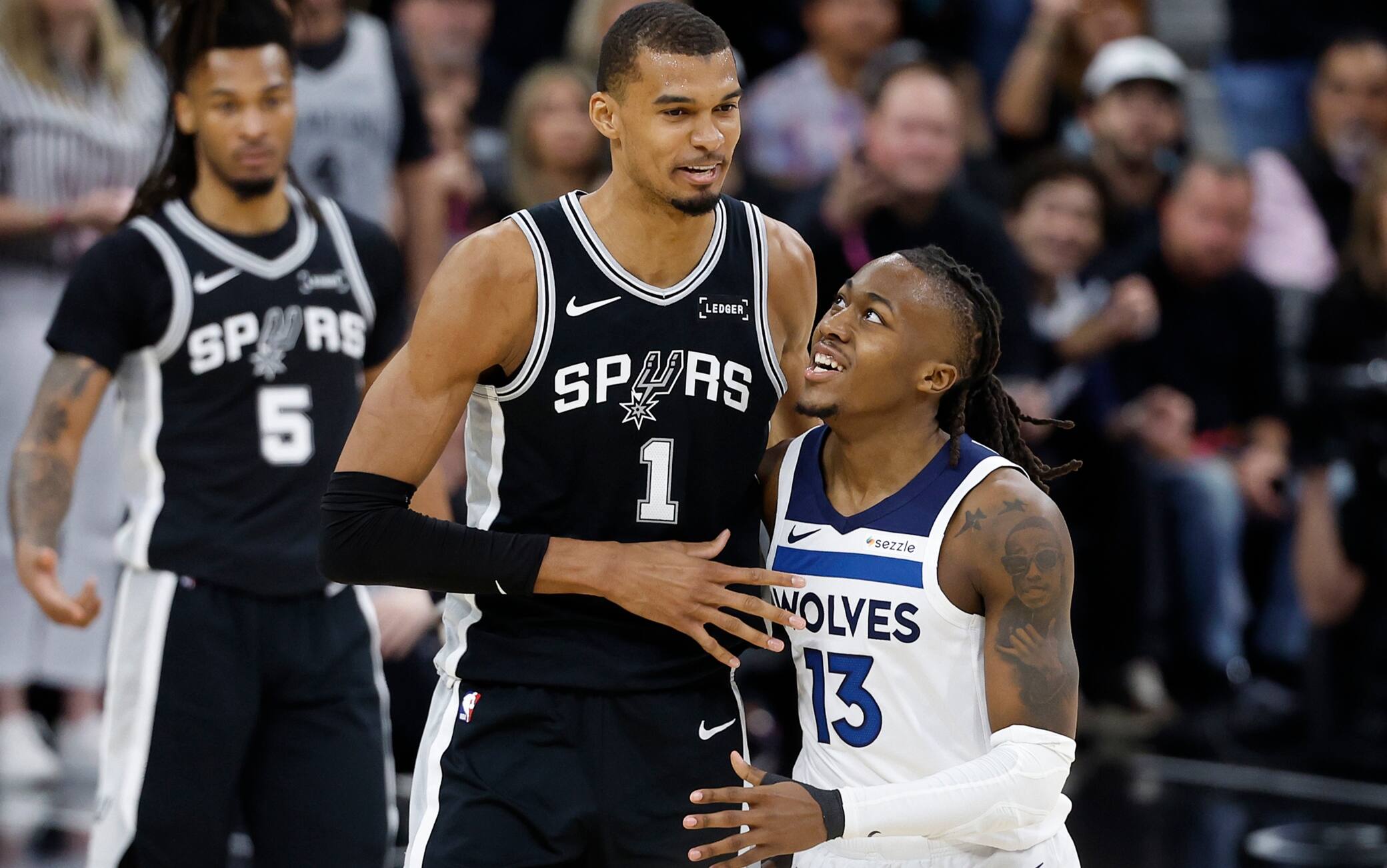 Playoff NBA, Ayo Dosunmu provoca Wembanyama, lui risponde schiacciando. VIDEO