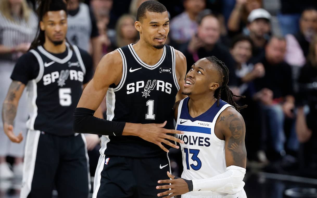 https://sport.sky.it/assets/images/72c508fcc0354a7565e528298524b0e792405ae7/skysport/it/nba/2026/05/13/playoff-nba-risultati-notte-san-antonio-minnesota-gara-5/dosunmu_wembanyama_getty.jpg?im=Resize,width=1218