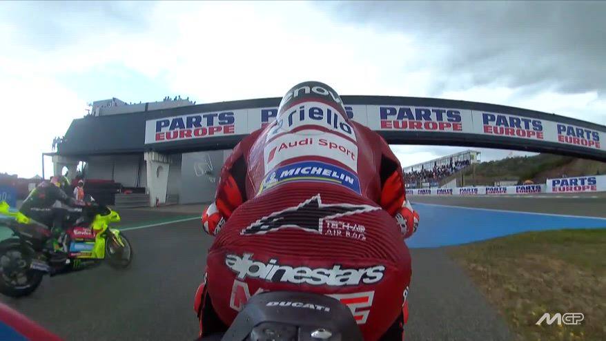 Marquez attraversa la pista e va al box: cosa dice la regola