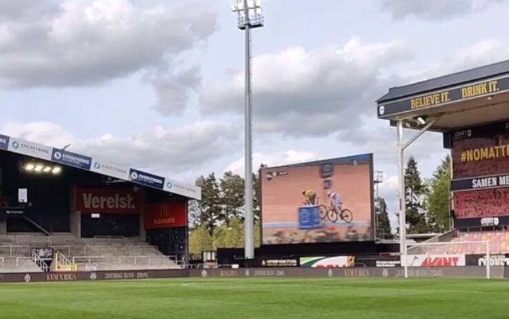 Parigi-Roubaix, tifosi del Mechelen festeggiano vittoria di van Aert allo stadio. Video