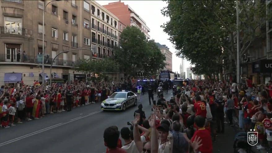 Spagna, prosegue la parata dei pullman scoperti a Madrid