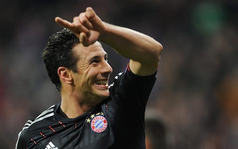 epa03462313 Munich's Claudio Pizarro celebrates his second goal during the Champions League Group F soccer match between FC Bayern Munich and OSC Lille at Allianz Arena in Munich, Germany, 07 November 2012.  EPA/ANDREAS GEBERT