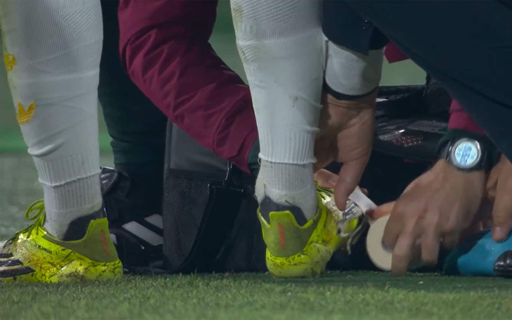 Bologna-Roma, Malen e lo scarpino rotto: la panchina lo aggiusta col nastro adesivo. VIDEO