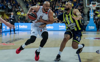 Esposto il trofeo del campionato di basket a Milano