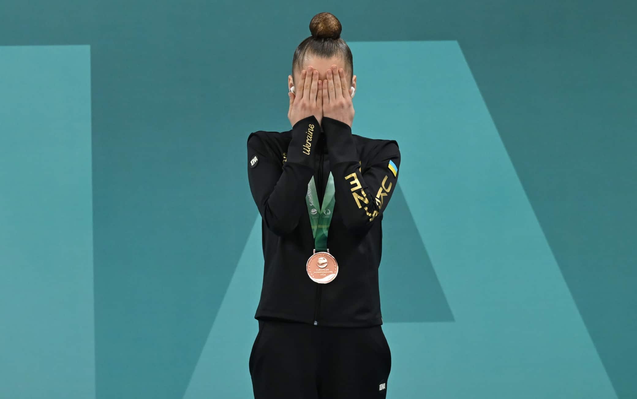 Ginnastica ritmica, le atlete ucraine si tappano occhi e orecchie all'inno russo