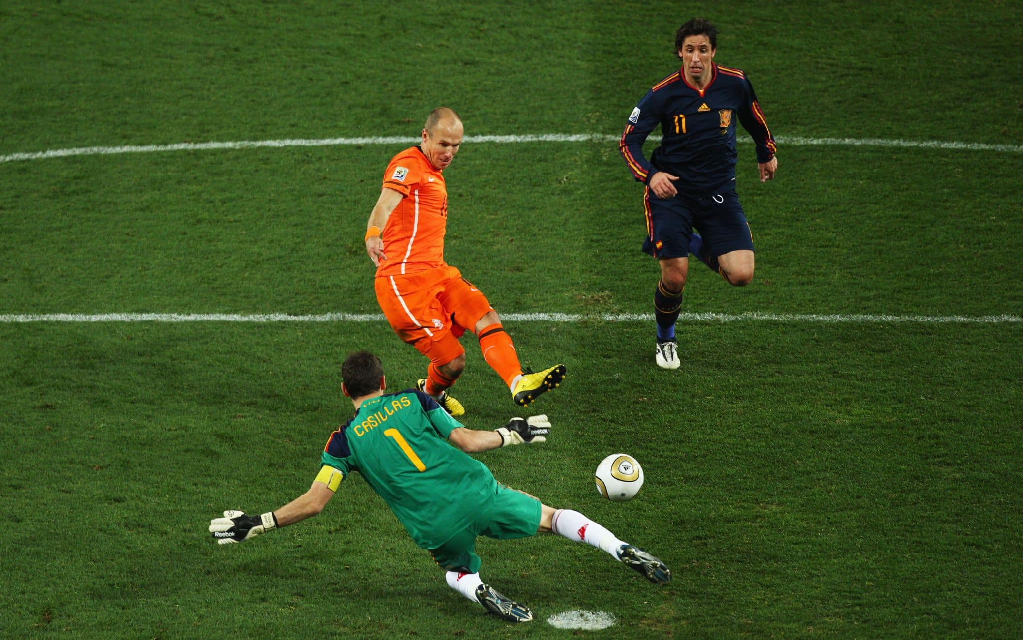 Finale dei Mondiali 2010: l'errore di Robben che avrebbe potuto dare la coppa all'Olanda. Guardate dietro: c'è Capdevila pronto a urlare la "maledizione" Kiricocho - ©Getty