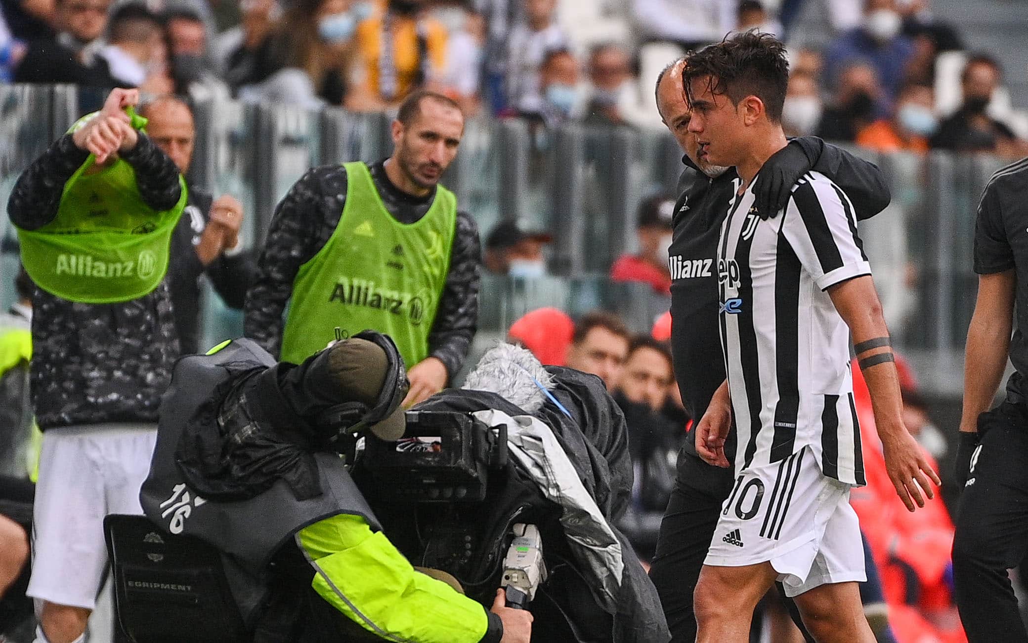 Foto Marco Alpozzi/LaPresse 26 Settembre 2021 Torino, Italia sport calcio Juventus Vs Sampdoria - Campionato di calcio Serie A TIM 2021/2022 - Allianz StadiumNella foto: Paulo Dybala (Juventus F.C.); esce dal campo dopo infortunio  Photo Marco Alpozzi/LaPresse September 26, 2021 Turin, Italy sport soccer Juventus Vs Sampdoria  - Italian Football Championship League A TIM 2021/2022 - Allianz StadiumIn the pic: Paulo Dybala (Juventus F.C.); injured