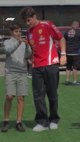 Leclerc con la maglia 44 di Hamilton: video virale
