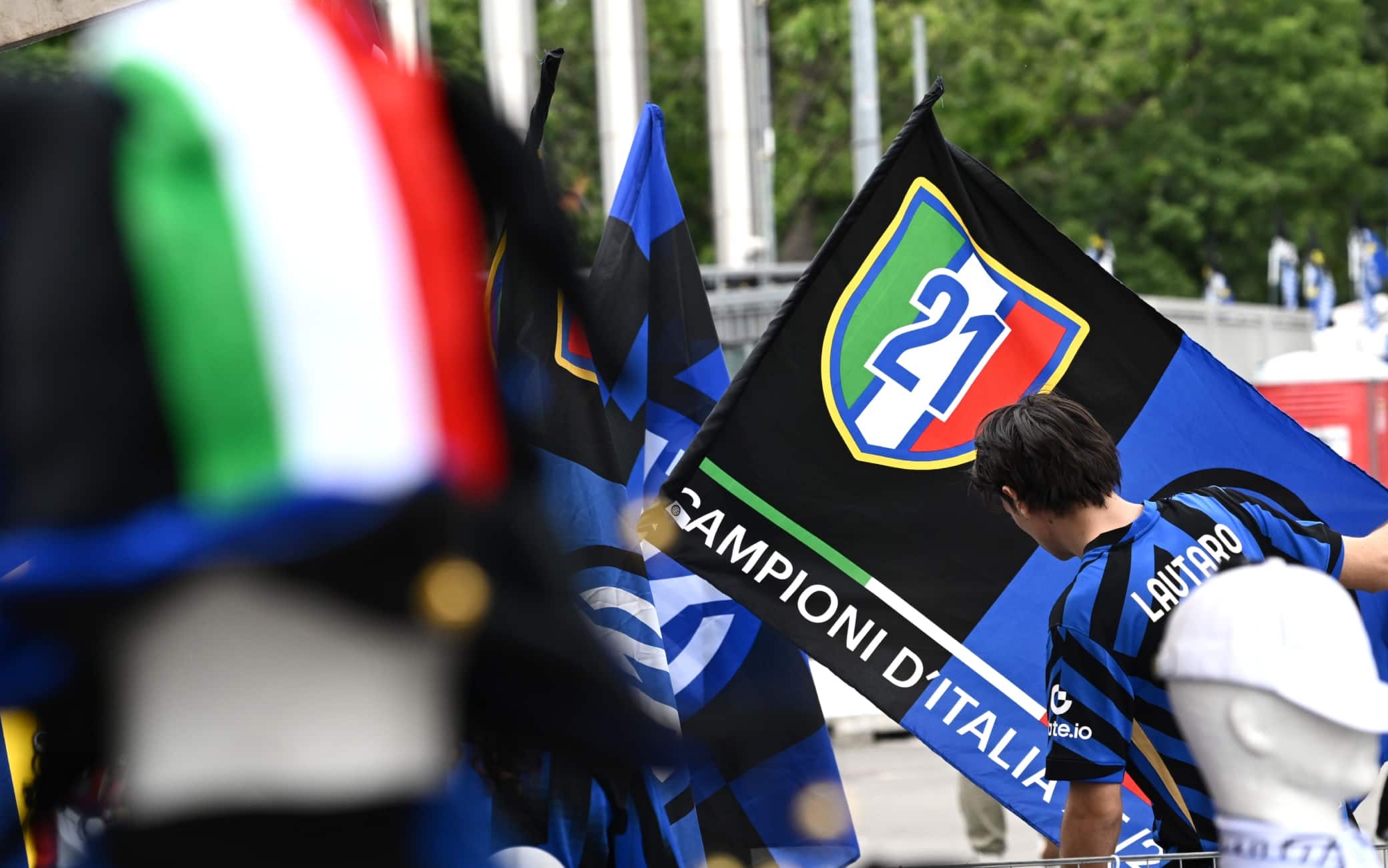 San Siro sarà pienissimo: sventolano già le bandiere tricolori col numero 21. 