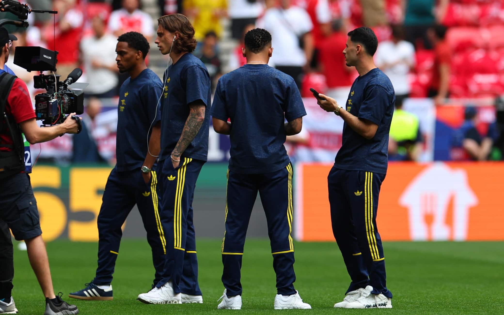 Sopralluogo dei giocatori dell'Arsenal, c'è anche Calafiori. Tifiamo per un suo ingresso in campo nel corso della finale.