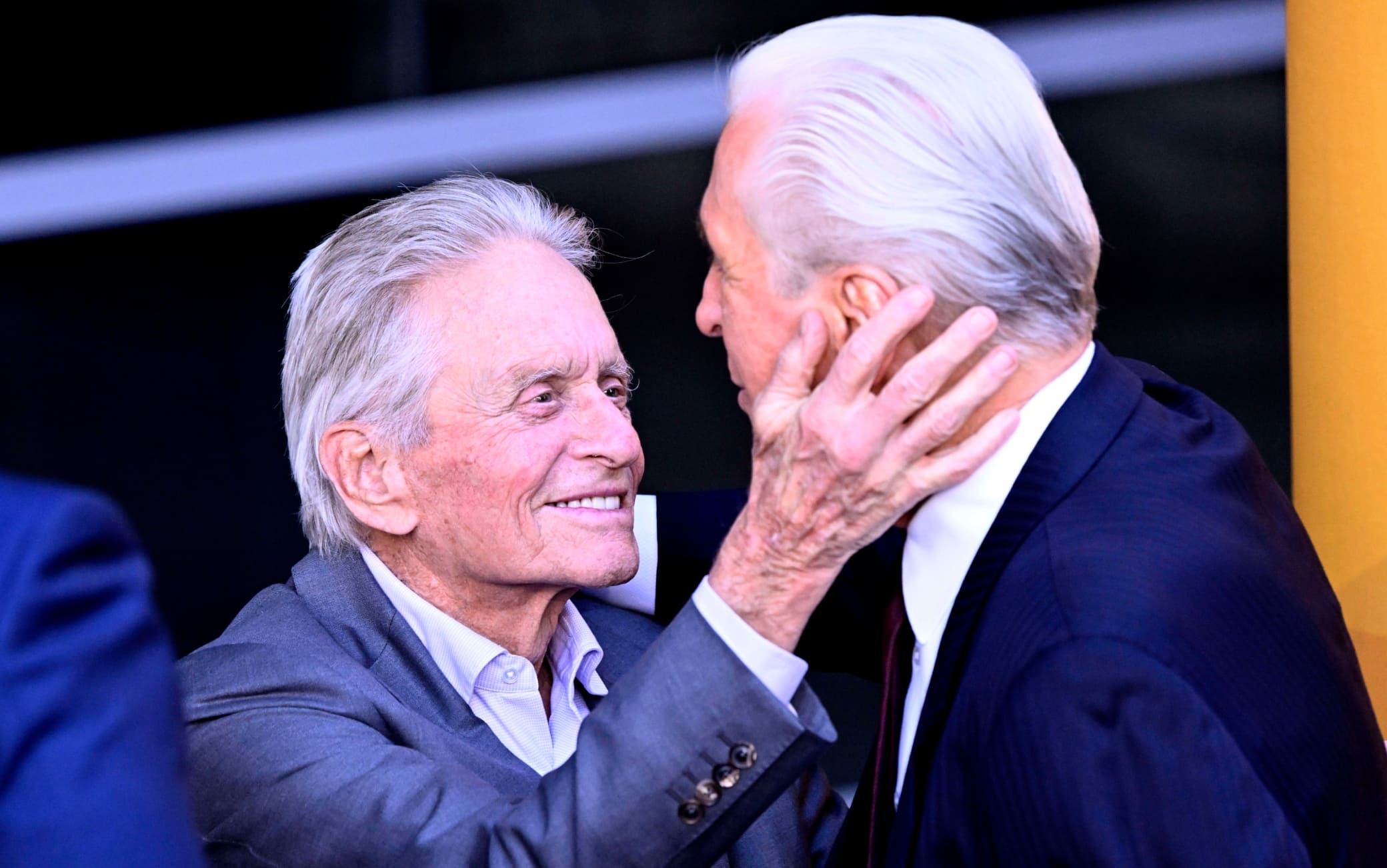 Il saluto tra Michael Douglas e Pat Riley