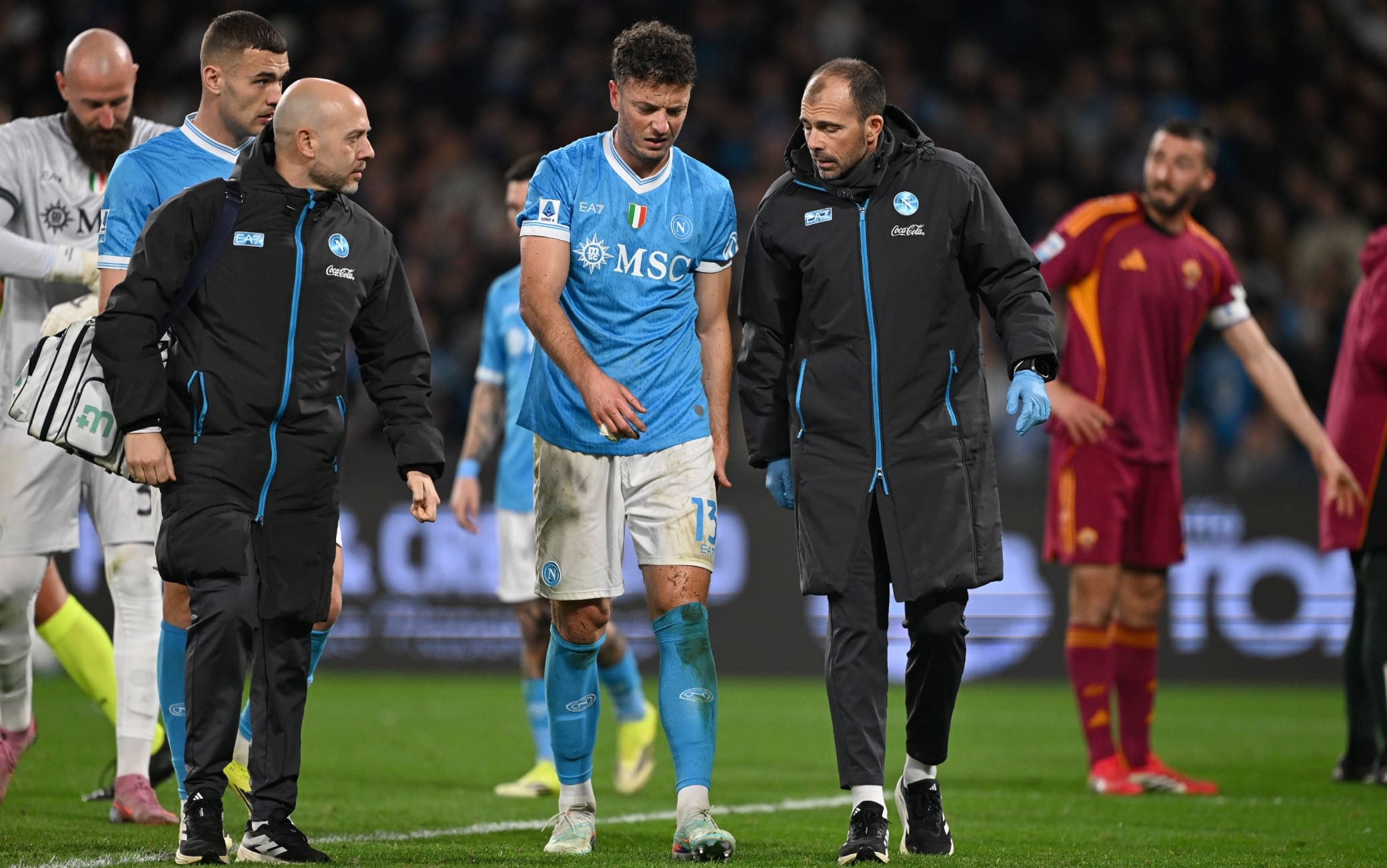 Rrahmani, procura il rigore su Wesley e si fa male: out al 72' di Napoli-Roma