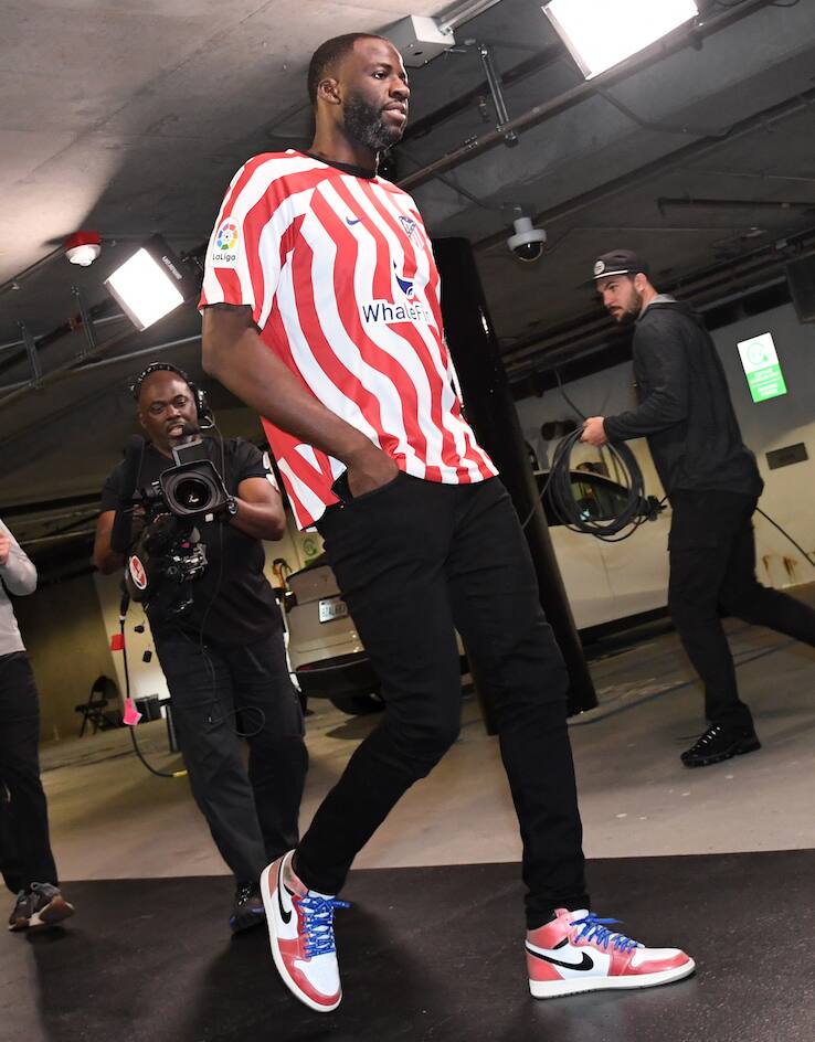 Draymond Green con la maglia dell'Atletico Madrid