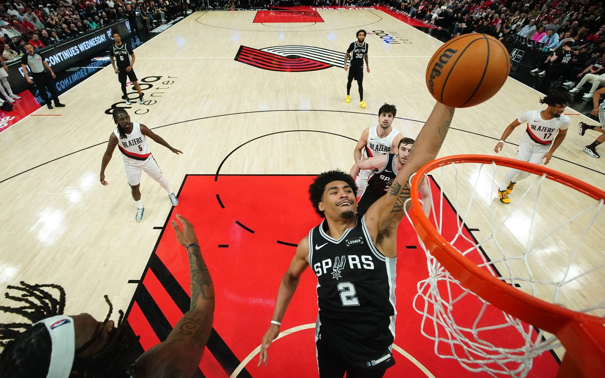 NBA, hai visto il poster di Dylan Harper? Wemby non crede alla schiacciata. VIDEO