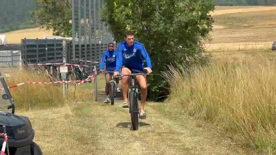 Inter, Pavard si diverte in bicicletta: "Tour de France!"
