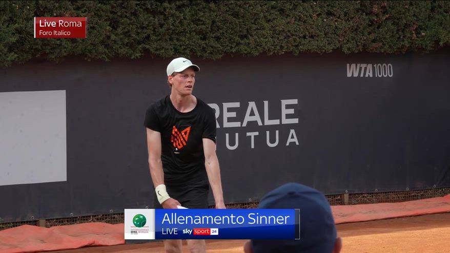 Sinner lavora sul servizio: l'allenamento al Foro Italico