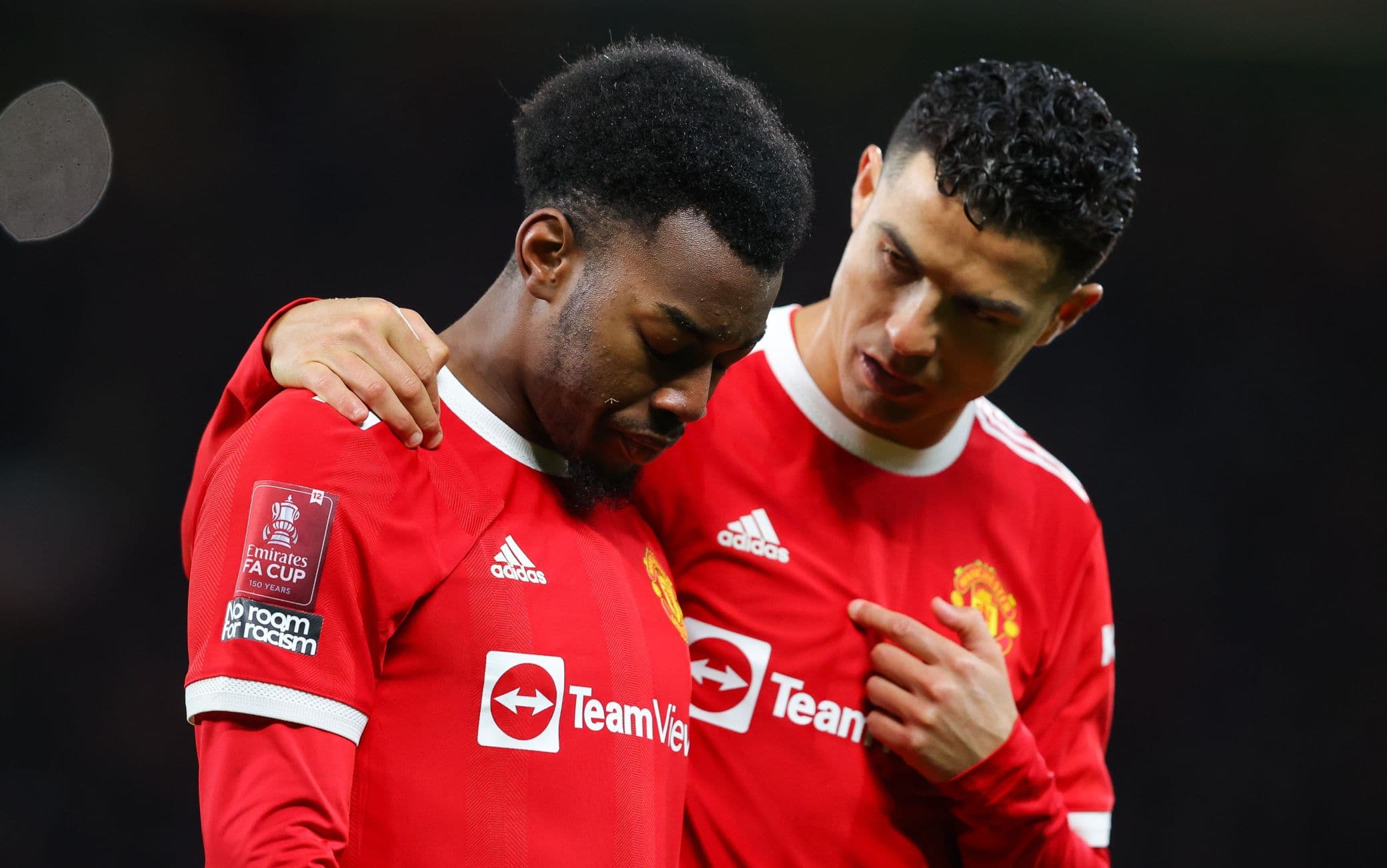 Ronaldo consola il giovane Elanga dopo i rigori