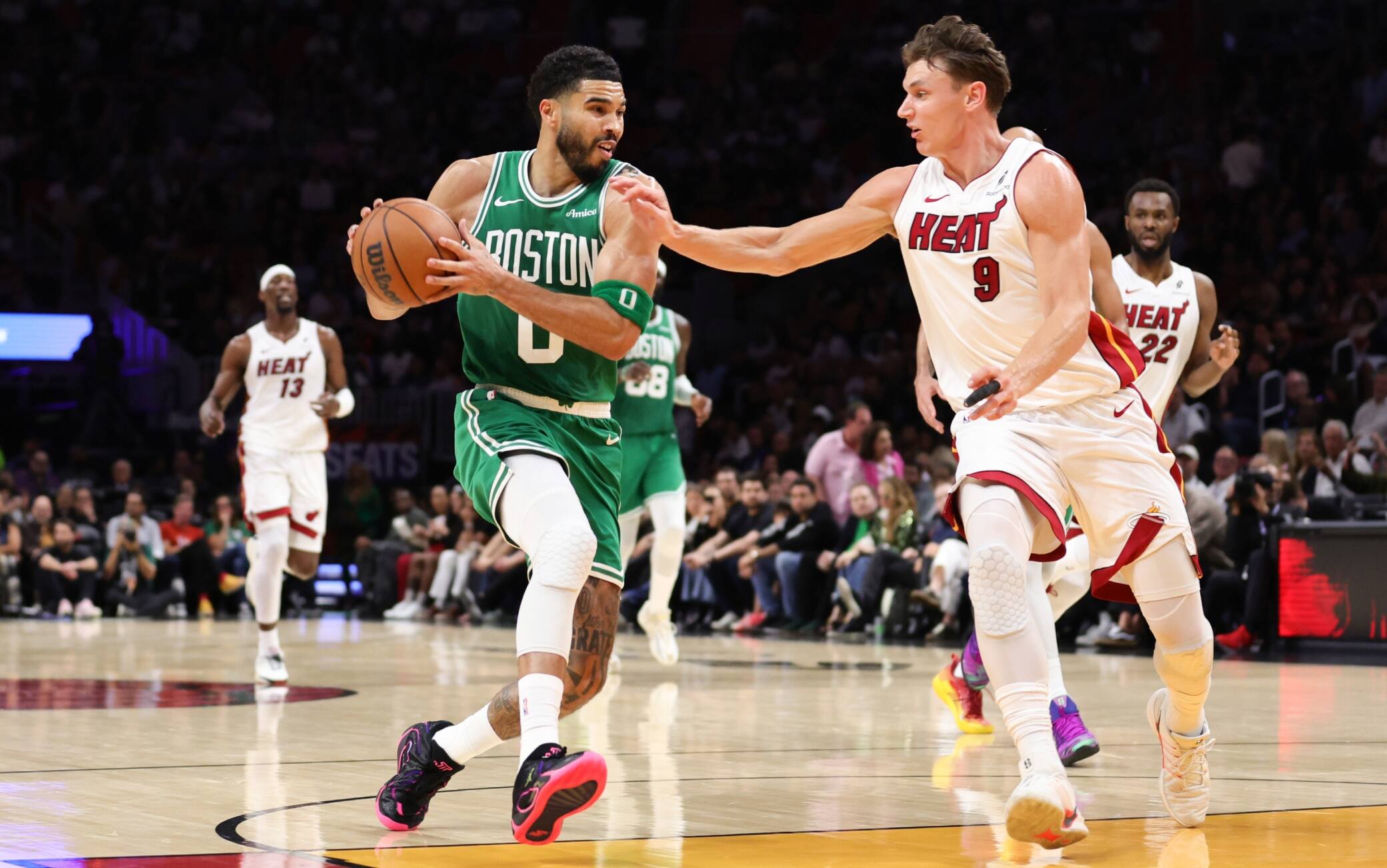 NBA, i risultati della notte: Boston domina a Miami, 10 vittorie di fila per San Antonio