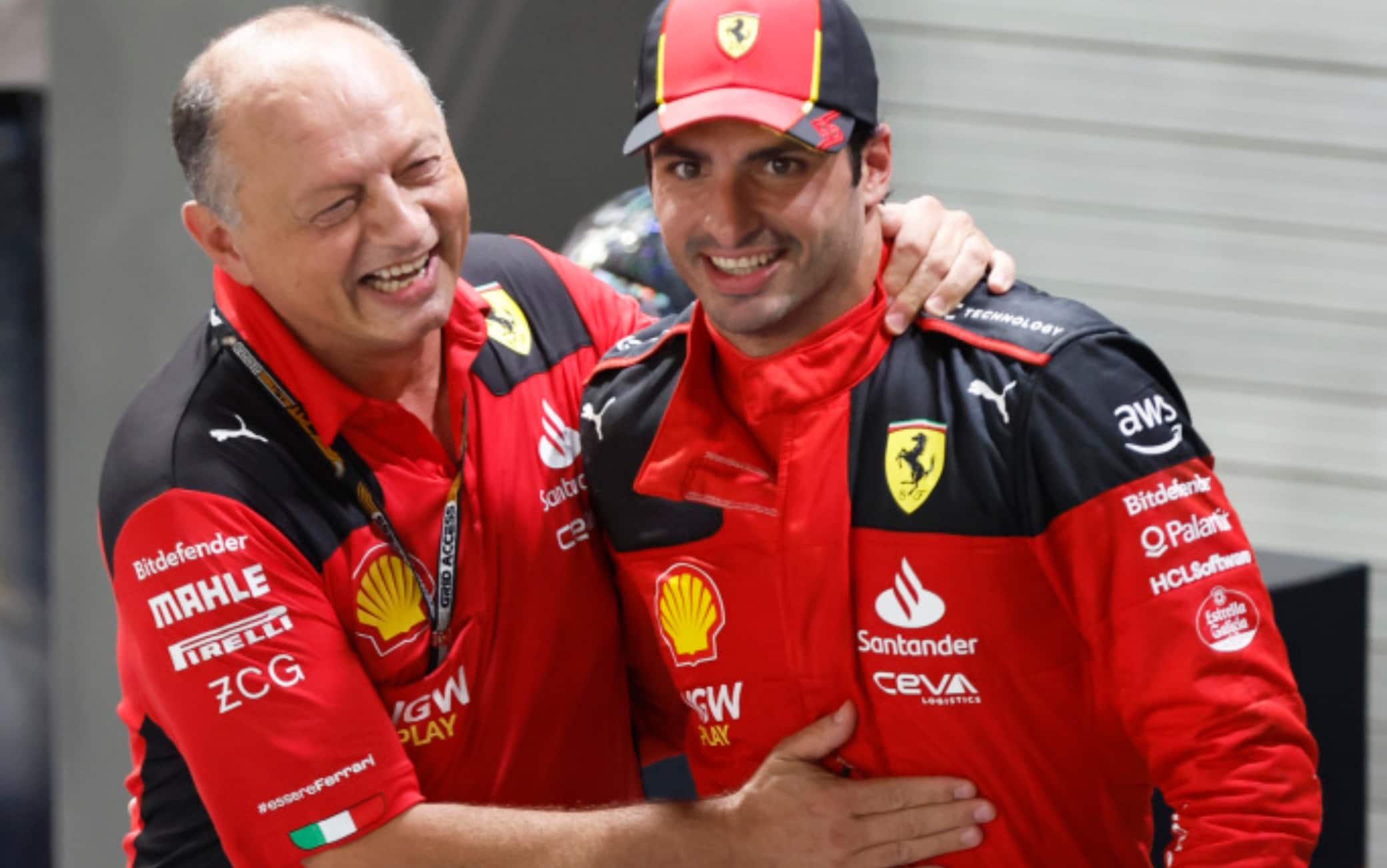 Carlos Sainz e Vasseur festeggiano la prima vittoria in Ferrari a Singapore 2023