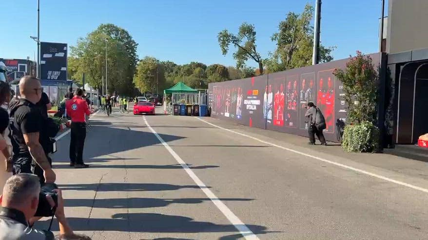 Hamilton,l l'arrivo a Monza sulla Ferrari F40 incanta tutti. VIDEO