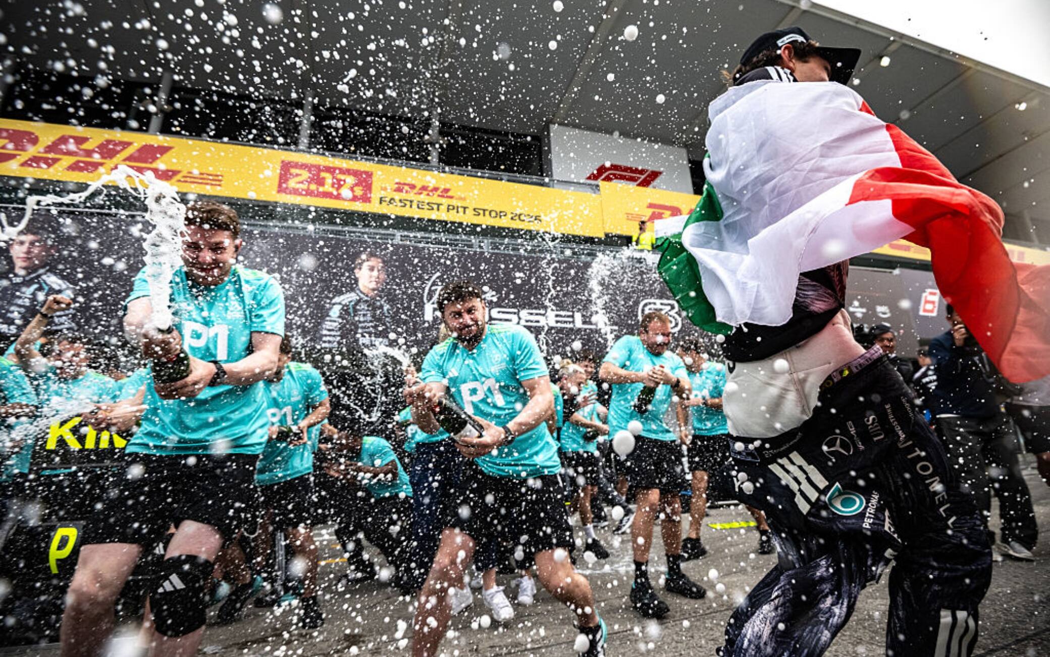 F1, Kimi Antonelli vince il GP Giappone: la festa a Suzuka. FOTO