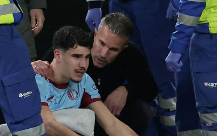 Betis-Feyenoord, per Van Persie jr. infortunio al ginocchio. Papà Robin lo consola