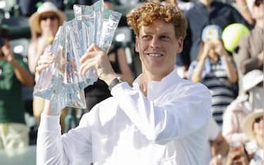 epa12823749 Jannik Sinner of Italy holds up his trophy after defeating Daniil Medvedev of Russia during the men s singles finals match on day 12 of the BNP Paribas Open tennis tournament in Indian Wells, California, USA, 15 March 2026.  EPA/JOHN G. MABANGLO